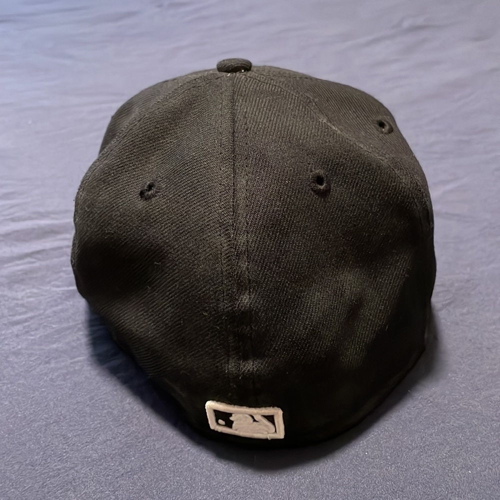 Black Boston Red Sox fitted hat - Picture 3 of 6